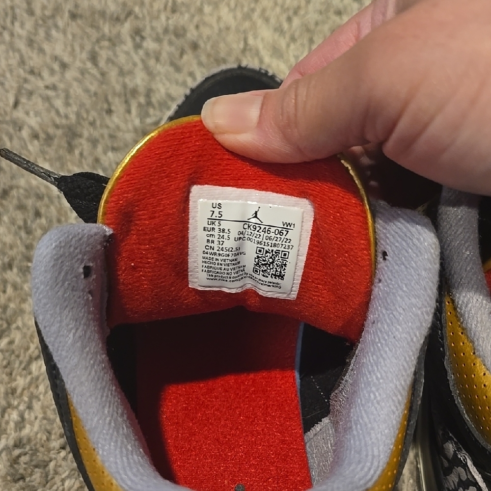 Women's Air Jordan Retro 3 Sneakers - Picture 3 of 6